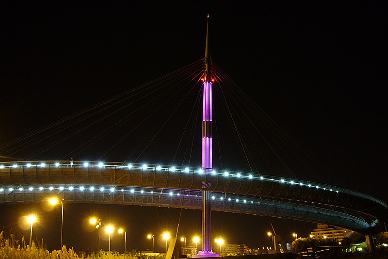 File:Le luci del ponte sul mare - panoramio.jpg