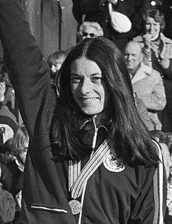 Leah Poulosová (1977)