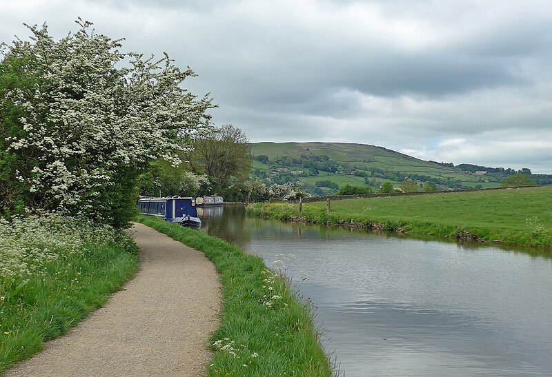 File:Leeds and Liverpool Canal (27582133045).jpg