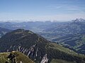 Leukental vom Gampenkogel, aufgenommen in Richtung Norden. Sichtbar ist auch St. Johann in Tirol und das Kitzbüheler Horn