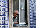 Lissabon-244-Mann am Fenster-Azulejos-2011-gje.jpg