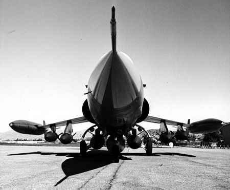 Tập_tin:Lockheed_F-104G_showing_full_external_stores_load.jpg