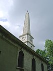 セント・ルーク教会（英語版）。オベリスクのような尖塔は建築家ニコラス・ホークスムアの特徴である[48]。「ありゃあバンヒル・フィールズの奴と同じもんだ！ でもあんなかたちの尖塔があるわけない」[56]