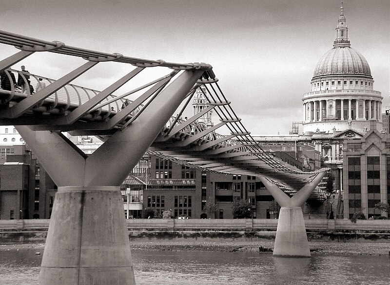 File:London millennium wobbly bridge.jpg