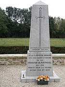 Situé juste de l'autre côté de la route, le monument aux morts de la promotion Montmirail de l'école militaire de Saint-Cyr.