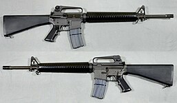 Fotografije M16A2 puške, s desne i s lijeve strane.