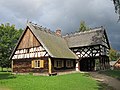 English: Ethnographic Park in Olsztynek - 15a. An early 20th century hut with an arcade extension from Budrajny neat Elbląg, replica. Polski: MBL Olsztynek - 15a. Chałupa z wystawką podcieniową z Budrajn, gm. Grodkowo, pow. Elbląg, I poł. XIX wieku, kopia.