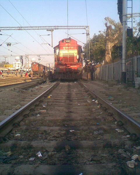 File:MGS WDM3A ^18844R with GAnga Sutlej at LKO - Flickr - Dr. Santulan Mahanta.jpg