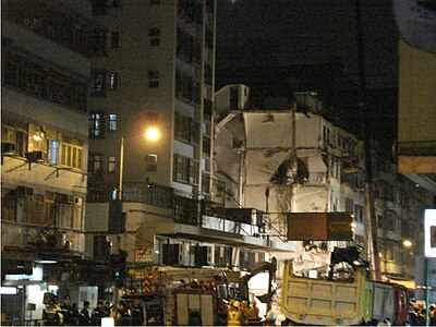 The collapsed building was along Ma Tau Wai Road. The surrounding buildings might be in danger. The photo shows the situation at 11:40pm on January 29 .