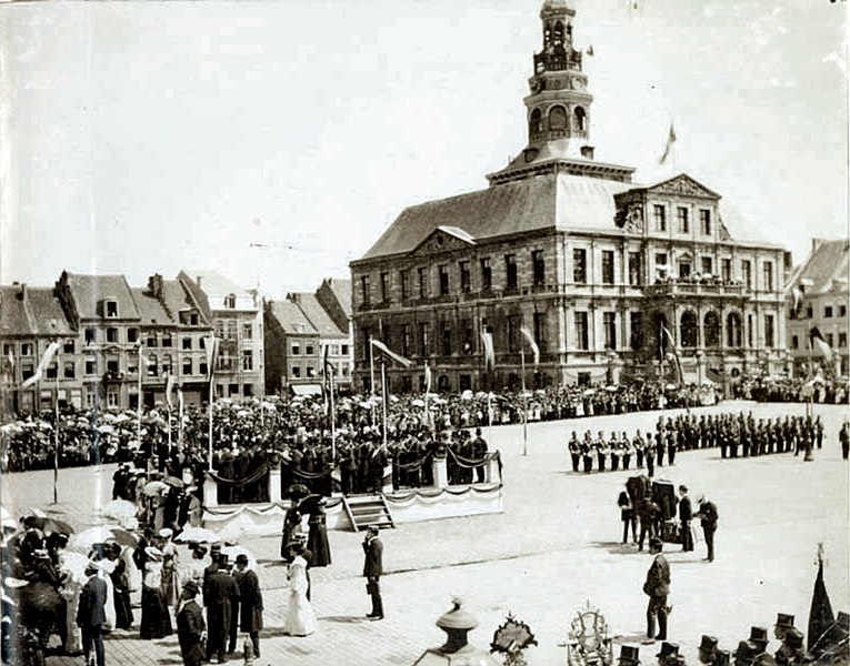 File:Maastricht, Markt, onthulling standbeeld J P Minckelers, 1904 (1).jpg