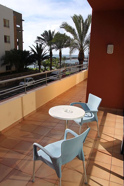 File:Madeira - Hotel Calheta Beach, Calheta - balcony (24520984492).jpg