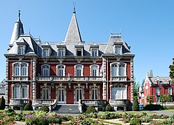 Fotografía en color de un ayuntamiento (edificio administrativo) en Lourdes, Francia.