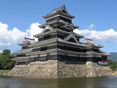 Matsumoto Kalesi'nin tenshu'su (baş kulesi): orijinalliği korunan 12 Japon kalesinden biri. Rengin siyah olmasından dolayı halk tarafından Karasu-jō ("Karga Kalesi") diye hitap edilmektedir. (Üreten: Kankitsurui)