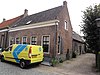 Dwarshuis met zadeldak tussen zij-topgevels. 19e eeuw