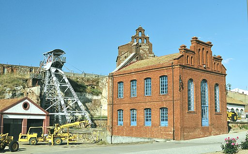 Minas de Almadén: Schacht San Aquilino: Maschinenhaus (Vordergrund) und Förderturm (Hintergrund)