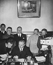 独ソ不可侵条約に調印するモロトフ （後列中央はヨアヒム・フォン・リッベントロップとスターリン）