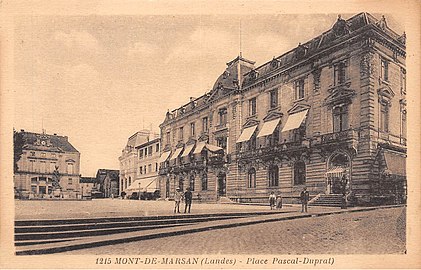 Le palais Pascal-Duprat, construit en 1901, ne deviendra l'hôtel de ville qu'en 1946. Avant cette date, il abrite le cercle des officiers et son deuxième étage accueille le musée Dubalen, de 1901 à 1968. La statue de la Landaise est au fond de la place Pascal-Duprat, en face de la poste et de la Caisse d'Epargne.