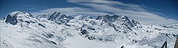 L'ampio massiccio del Monte Rosa visto da nord in Svizzera dal Gornergrat: a destra il Breithorn, al centro il Lyskamm, a sinistra il Monte Rosa, ancora più a sinistra non visibile la Cima di Jazzi