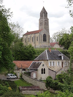 Montbavin (Aisne) l'eglise vue d'en bas.JPG