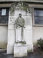 Monument à l'écrivain Paul Adam dans les jardins du Trocadéro, le long de l'avenue.
