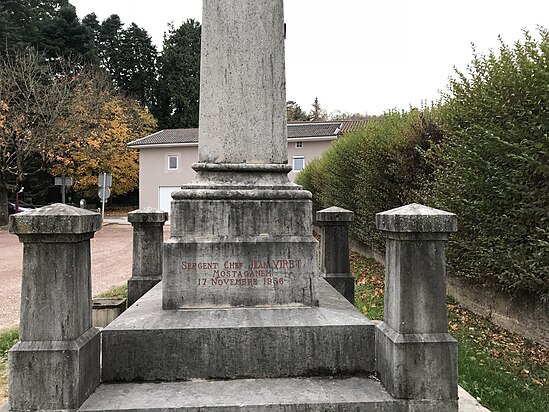 Face latérale Est sur laquelle est inscrit le nom du sergent-chef Jean Viret, mort à Mostaganem le 17 novembre 1956.