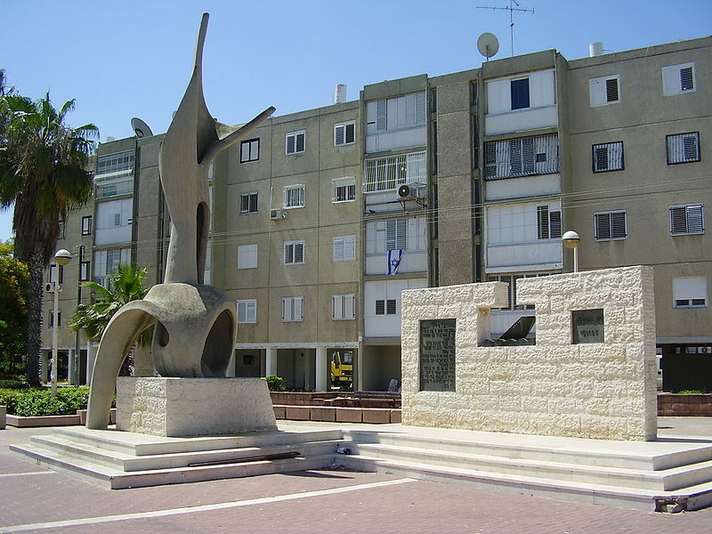 File:Monument of the immigrants ship "egoz" in Ashdod.jpg