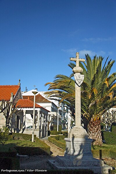 File:Monumento ao VIII Centenário da Fundação de Portugal - Vila Nova de Tázem - Portugal (15688880303).jpg