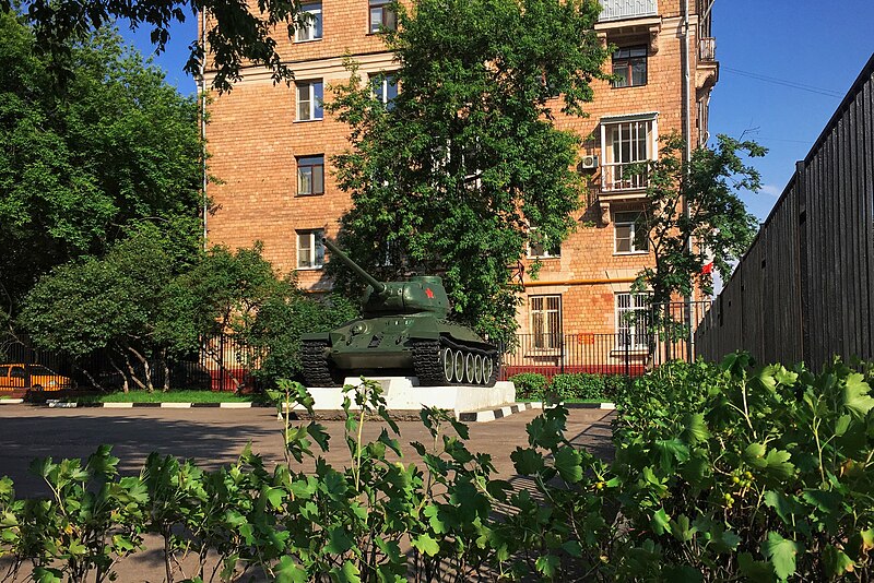 File:Moscow, Tankovy Proezd 5, T34-85 tank memorial (31311017122).jpg