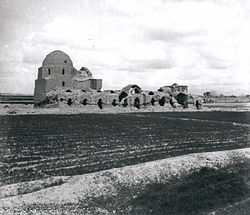 Masjed-i Varamin, a mosque built in the 1320s, is a construction of the ایل خانی era. Picture taken in 1933 by Robert Byron