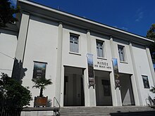 Fotografie color a unei clădiri cu semnul: Muzeul de Arte Frumoase.