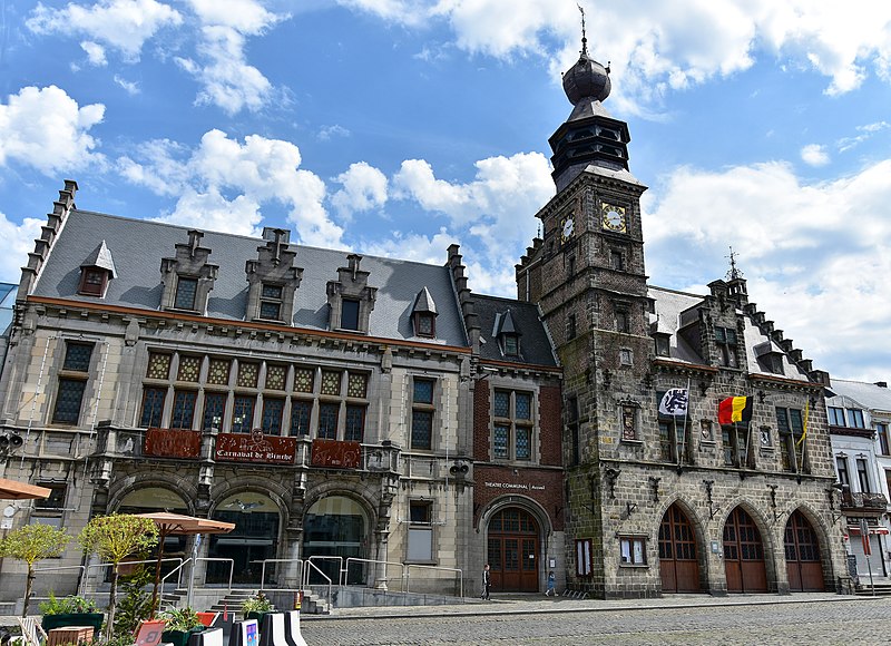 File:Musée international du Carnaval et du Masque belmfort en stadhuis Binche 9-05-2021.jpg