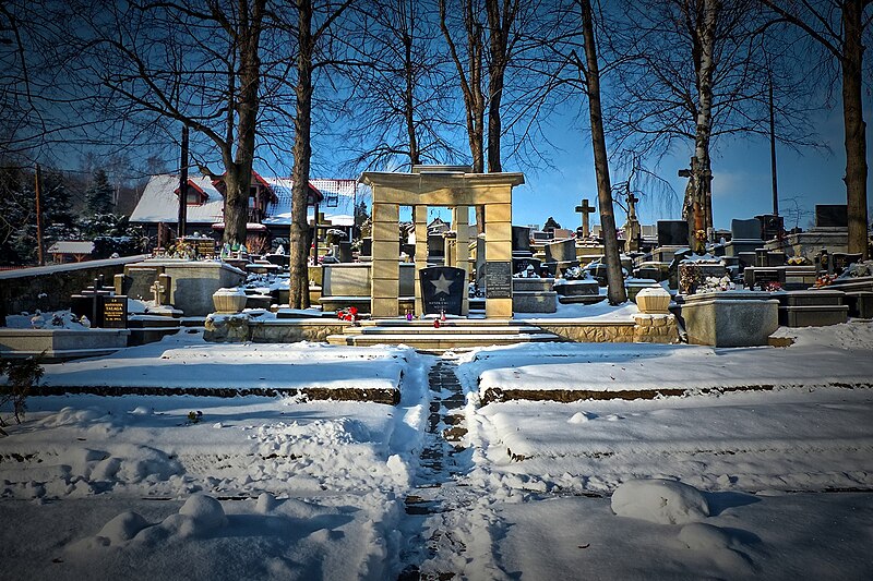 File:Na kwaterze na cmentarzu w Myślenicach pomnik i mogiły zbiorowe 194 żołnierzy Armia Czerwona 1.jpg