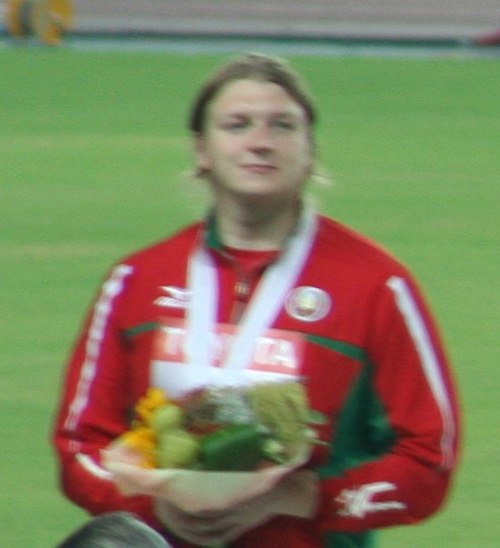 Astapchuk receiving her silver medal at the 2007 World Championships