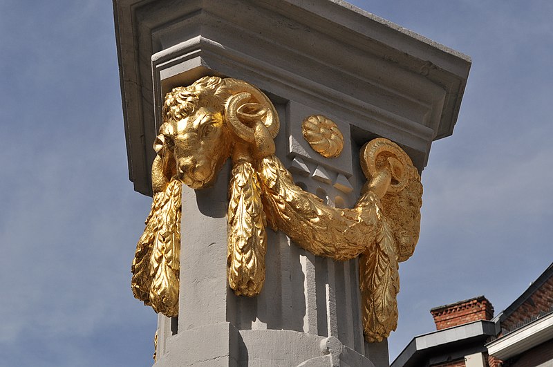 File:Namur statue de l'Ange (gros-plan).jpg