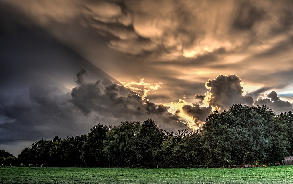 nature-clouds-hdr-phenomenon, 19 August 2014, 20:21, Wikimedia Commons