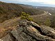 Vista a la montaña con autopista