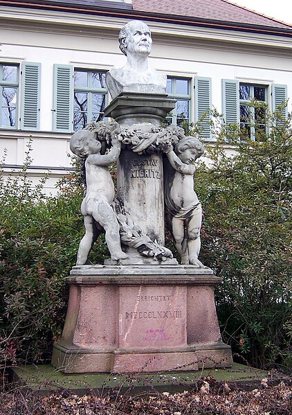 File:Nieritz-Denkmal.jpg