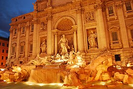 La fontaine de Trevi illuminée en soirée.