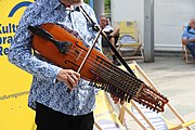 Deutsch: Spiel auf einer Nyckelharpa beim Landhausfest 2022 in St. Pölten anlässlich 100 Jahre Niederösterreich