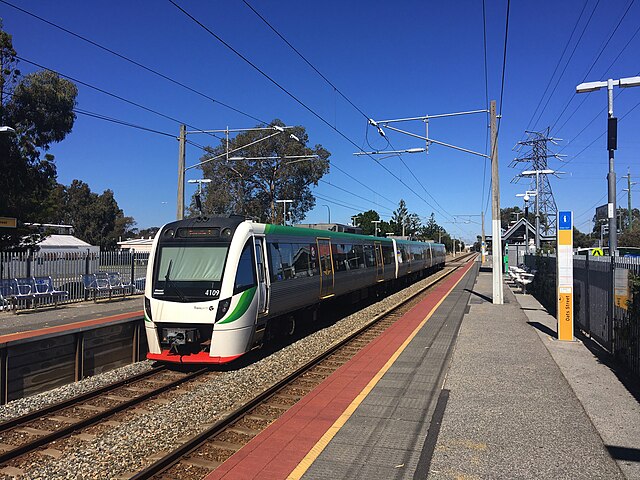 A Transperth B-series train at Oats Street station in September 2021