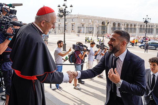 Carvajal in a trophy presentation ceremony at Virgin of Almudena in 2022