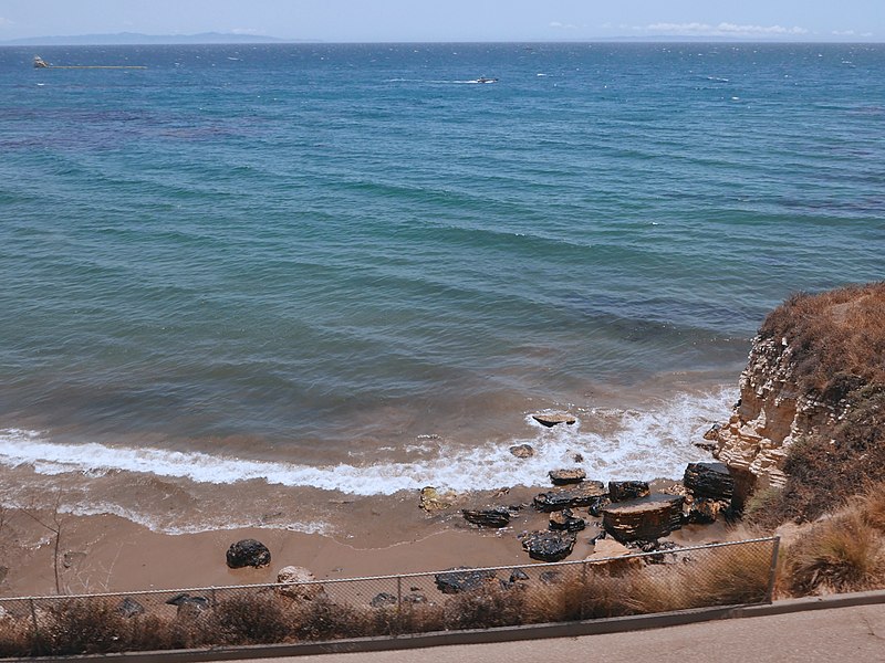 File:Oily rocks near Refugio State Beach.JPG