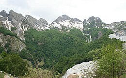 Panorama delle Apuane Settentrionali (da sinistra, Zucchi di Cardeto, monte Cavallo e monte Contrario)