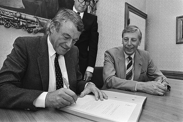 Incoming Minister of Defence Hans van Mierlo and departing Minister of Defence Pieter de Geus at the Ministry of Defence on 11 September 1981.