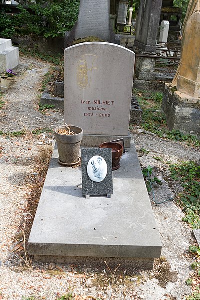 File:Père-Lachaise - Division 11 - Milhiet 01.jpg