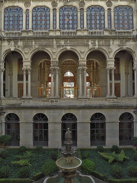 File:Palacio Provincial de Jaén. Patio central.jpg