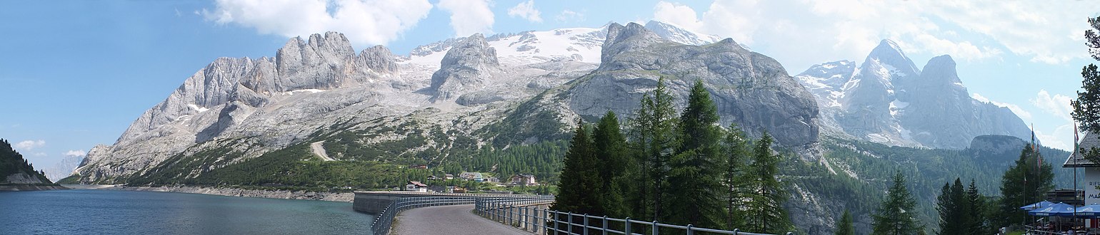 Panorama des Marmoladagebirgsstocks mit Punta Serauta Undici, Dodici und Col de Bousc über dem Fedaia-Stausee. Gran Vernel.