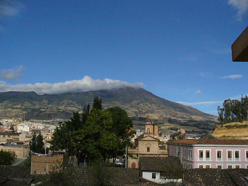 File:Panoramica Pasto volcan galeras.JPG