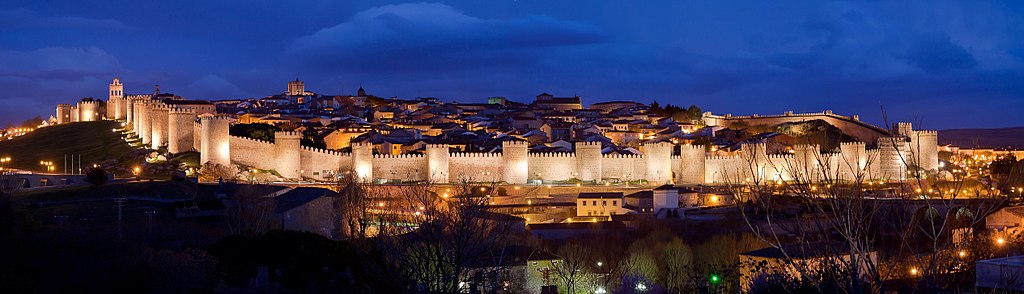 Altstadt von Avila mit beleuchteter Stadtmauer am Abend (UNESCO-Welterbe in Spanien). Panoramica nocturna de la Ciudad de Ávila