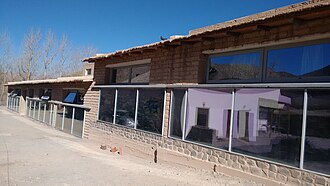 A school with Trombe wall in Salta, Argentina. Pared de muro trombe.jpg